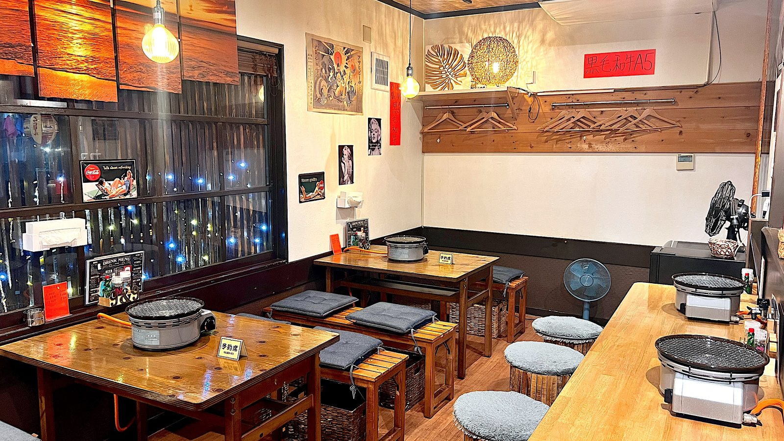 昭和レトロな店内全景・暖簾とカウンター